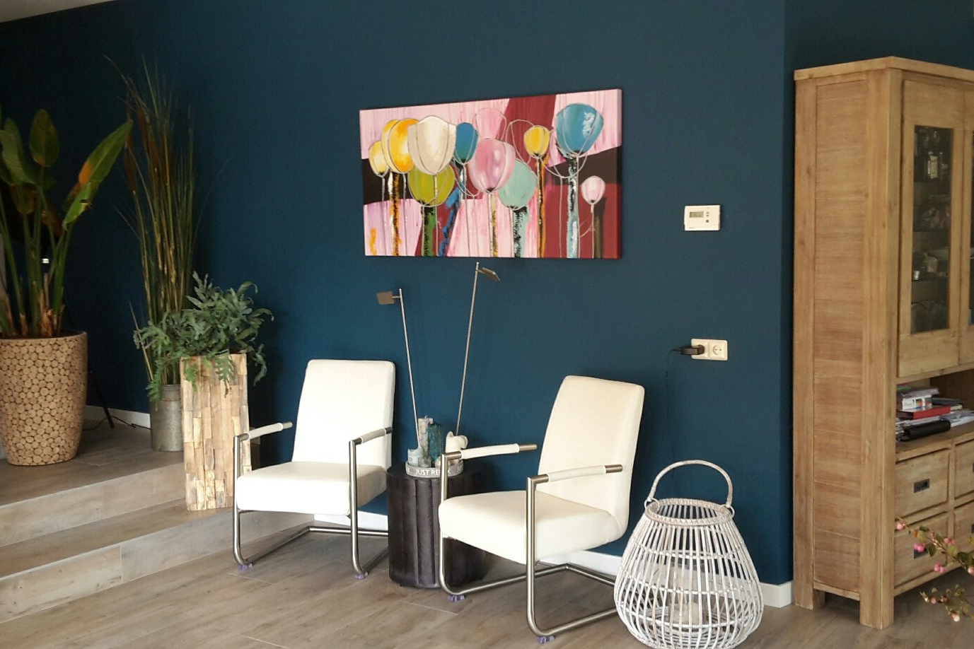 Blauwe muur in woonkamer na kleuradvies aan huis